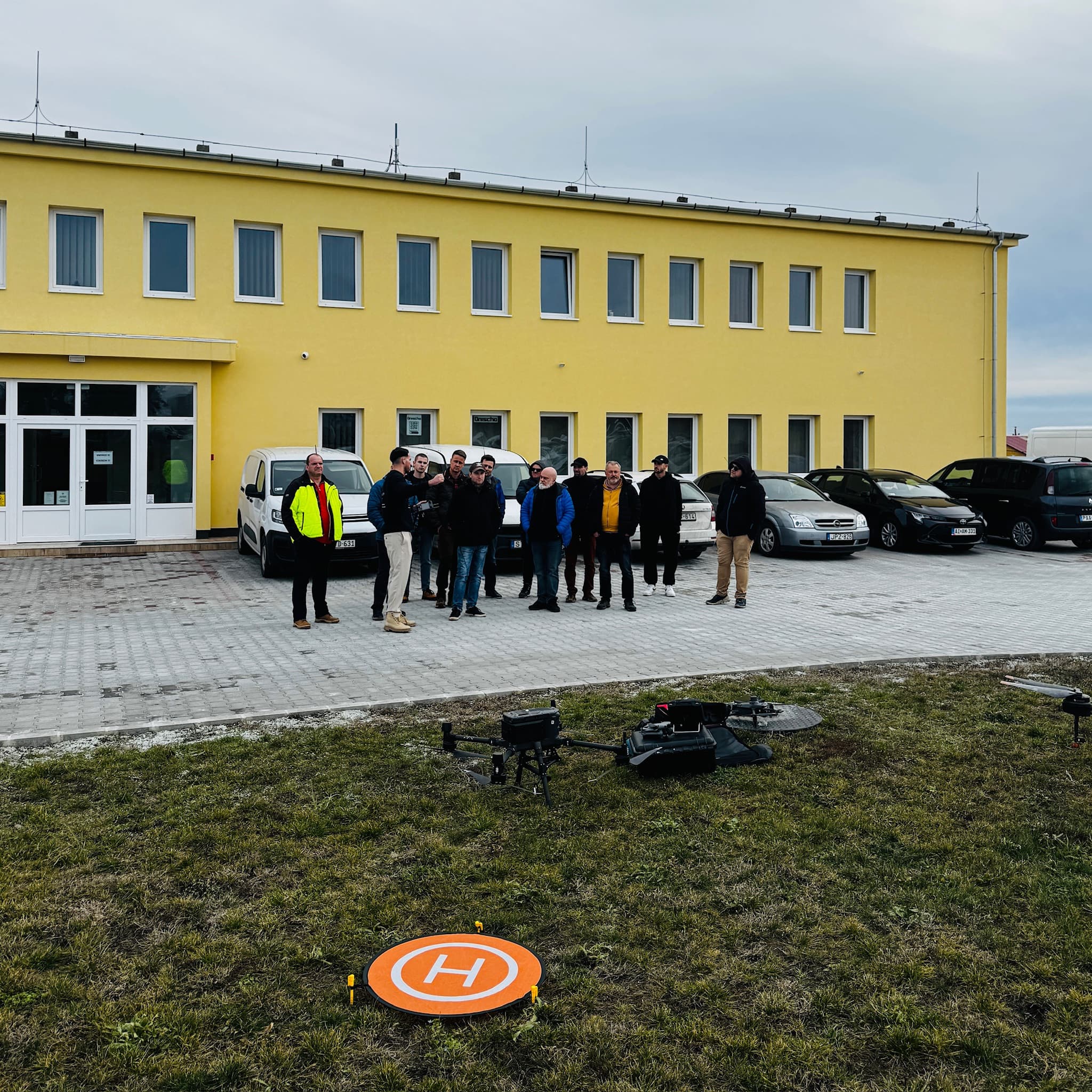 Egynapos drónpilóta képzés csoportkép a szabadban