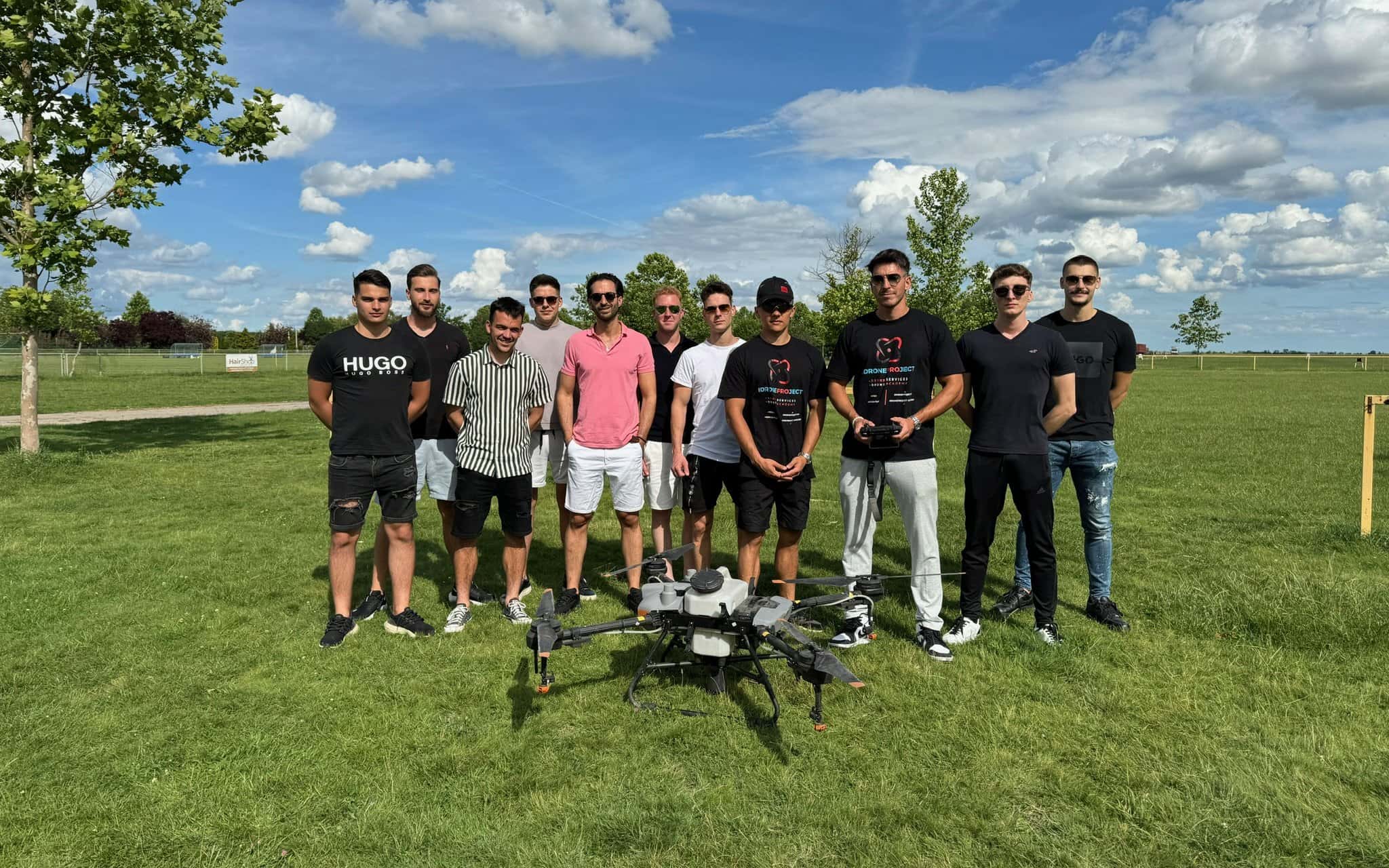 Az iDroneProject képzés résztvevői csoportképen egy ipari drónnal a gyakorlati repülés után