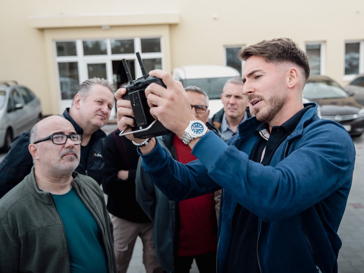 Mentor a kontroller-kezelést mutatja a tagoknak