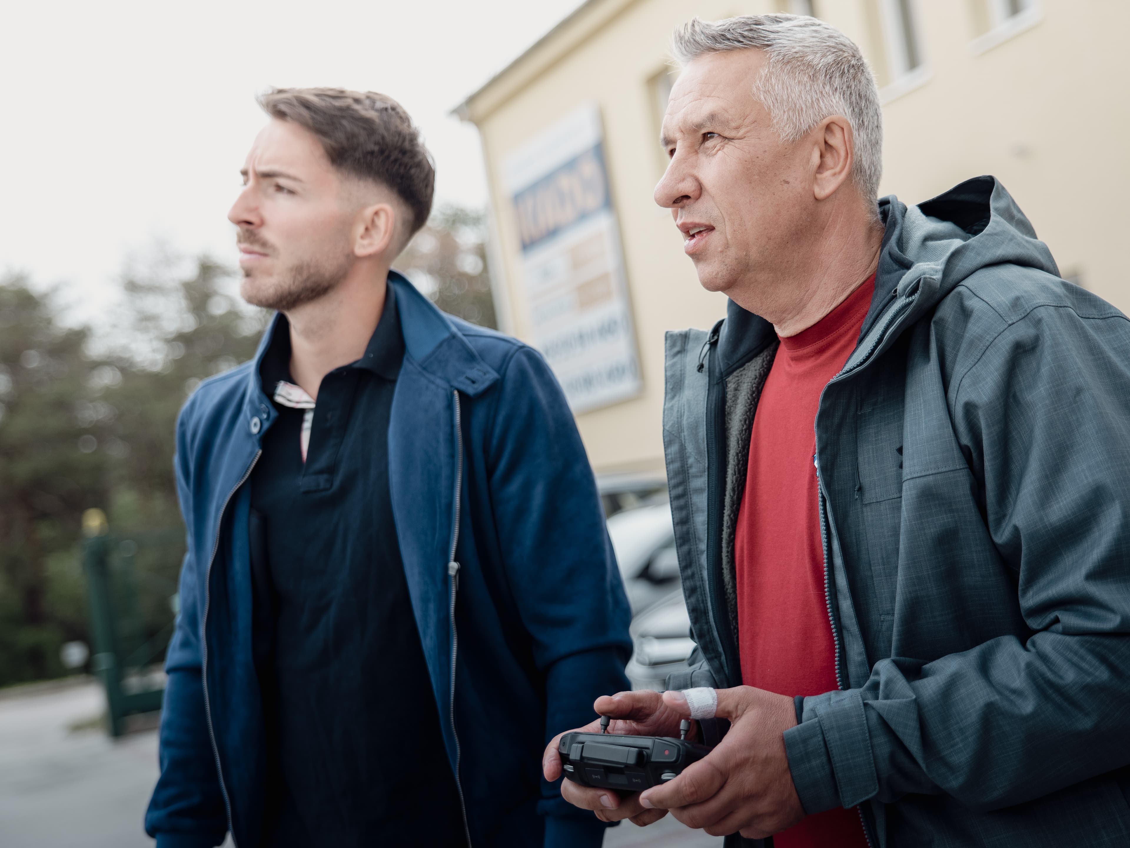 Oktató és résztvevő a terepen
