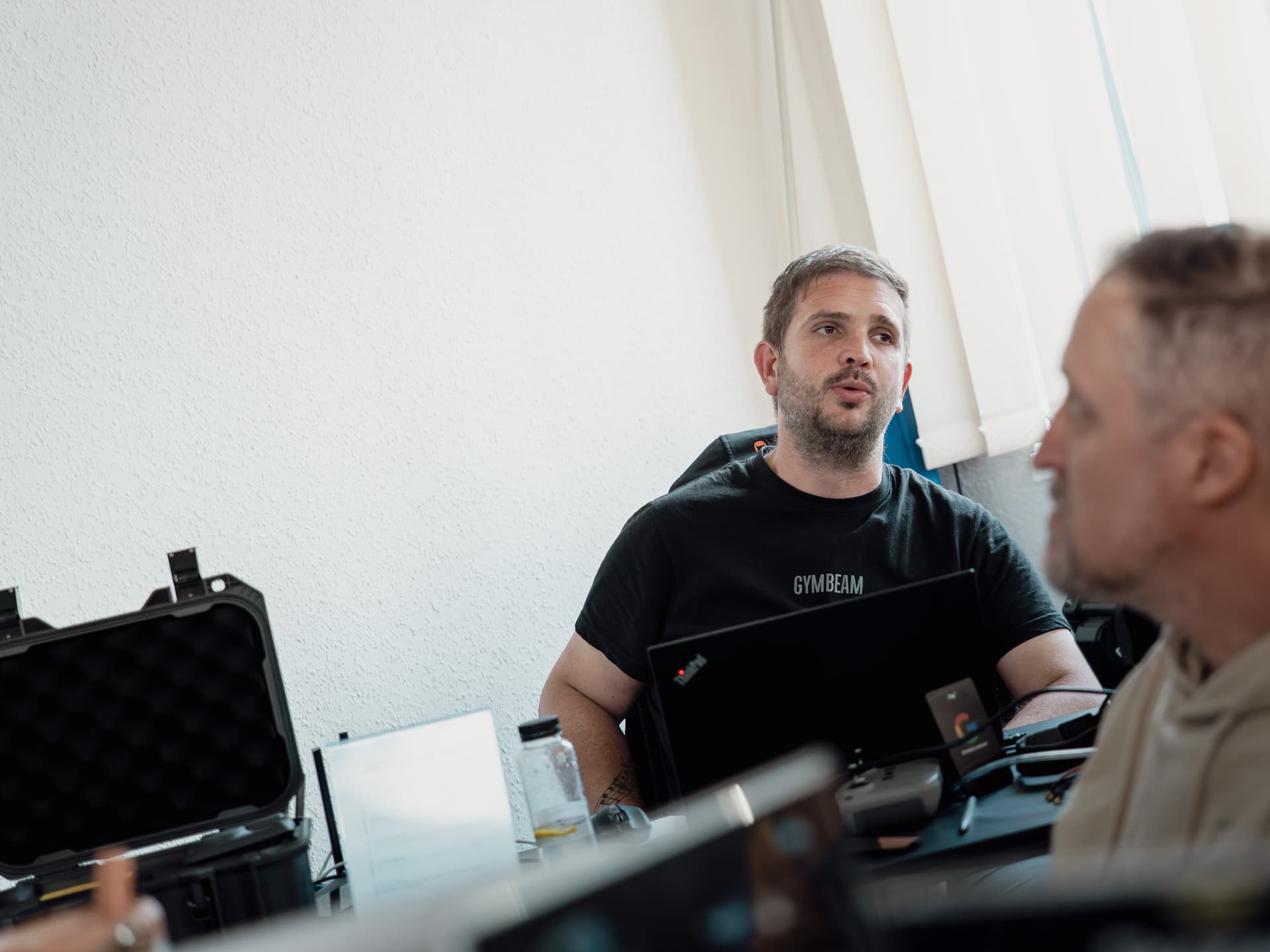 Molnár Ferenc oktat a teremben – laptop, csoport, gyakorlati példák
