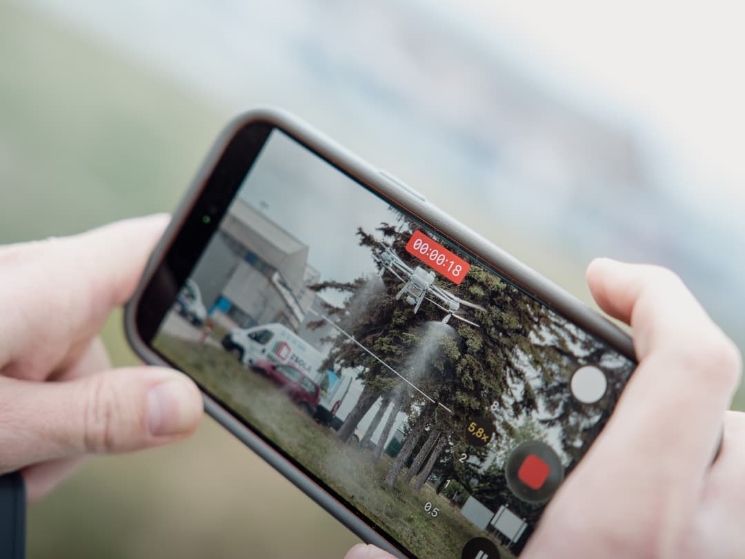 Drónos permetezés telefonra rögzítve – valós munkavégzés
