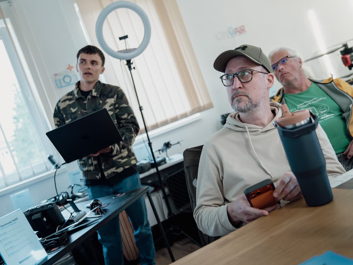 Oktató magyaráz a résztvevőknek elméletet