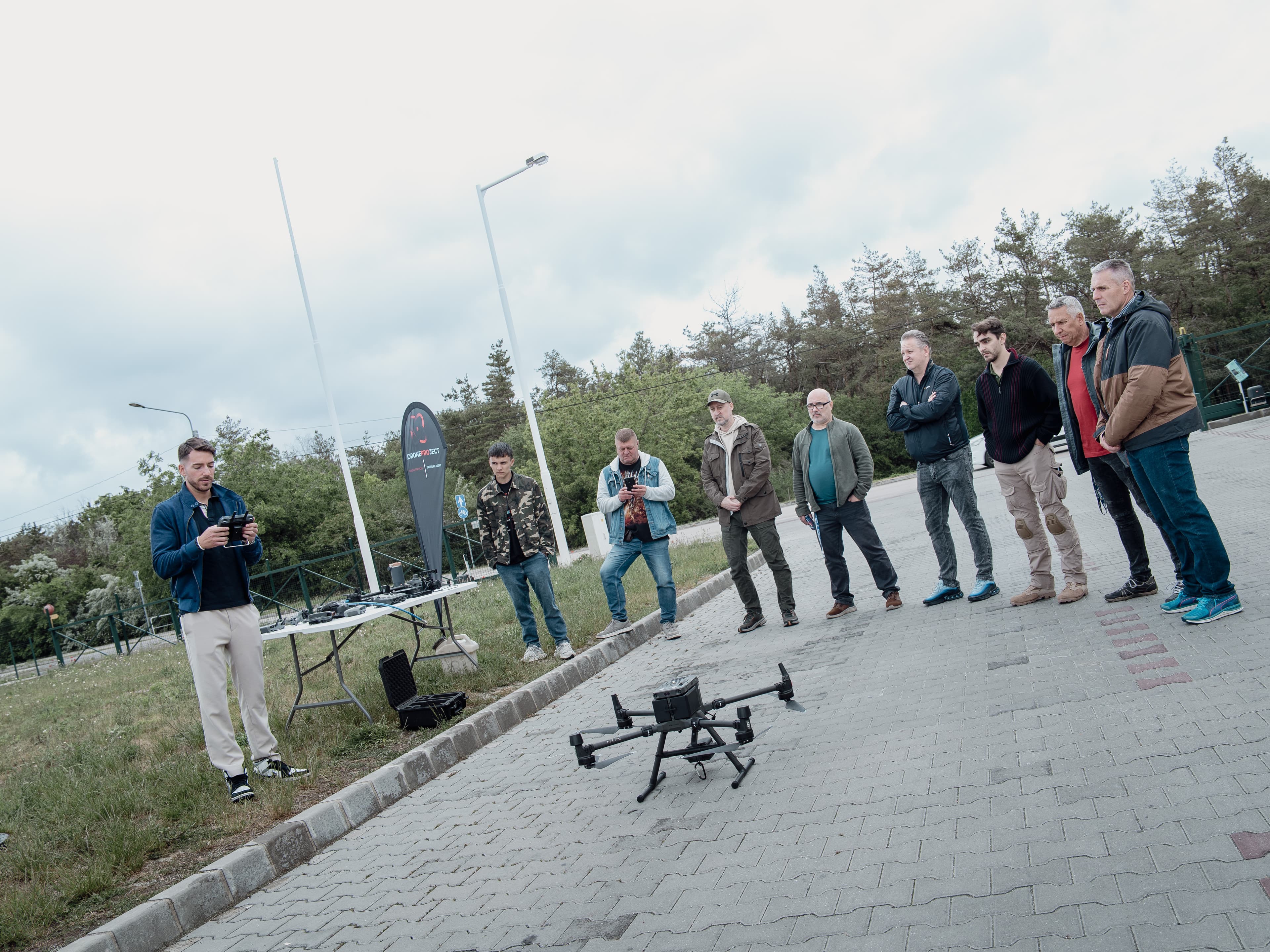 Az iDroneProject gyakorlati napja – a csoport a Matrice ipari platform repülését nézi