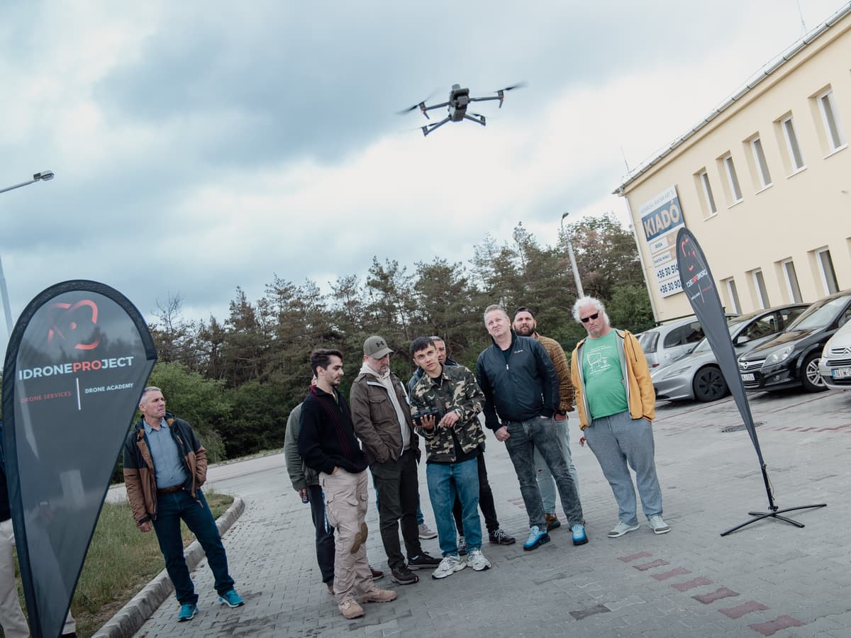 Gyakorlati repülés a képzésen – iDroneProject banner és csoport